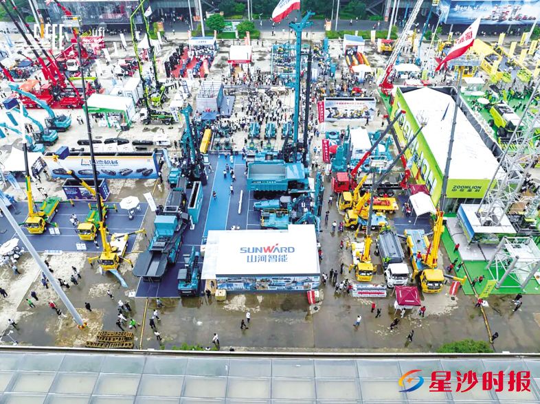 　　第四届长沙国际工程机械展现场，全球1806家企业同台竞技，最终促成超130亿元配套件采购签约。资料图片