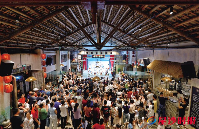 　　在开慧镇，由闲置多年的旧供销社改造而成的“初恋茶馆”，已成为日均接待500余桌游客的热门乡村打卡地。　　章帝 摄