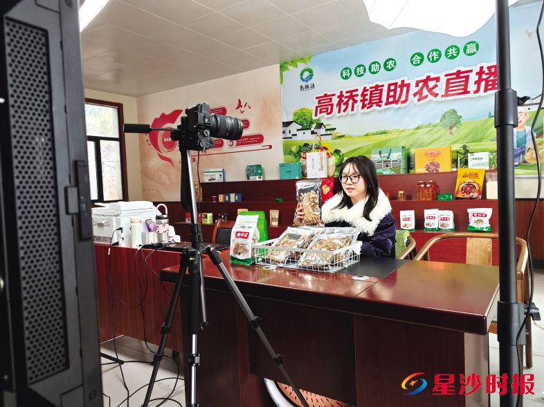　　长沙县高桥镇打造的同心工会驿站内，主播在开展农特产品带货直播。　　杨源 摄