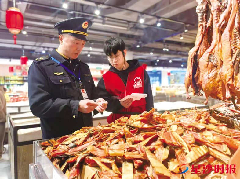 　　长沙县市监局执法人员每日对市场内蔬菜、水产、肉类、粮油等重点品类开展全覆盖巡查，构建“源头可溯、过程可控、风险可防”的安全防线。　　长沙县市场监管局供图