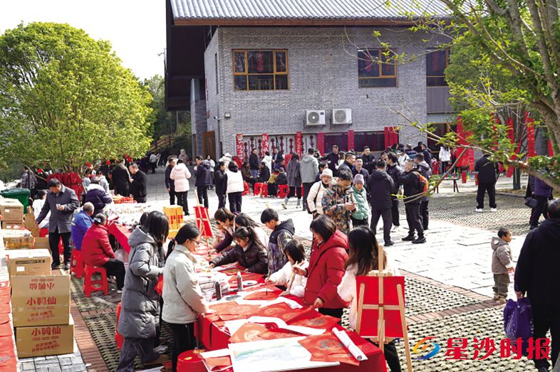 “同心迎春·共话振兴”主题民俗文化活动现场,气氛热闹、“年味”满满。杨源 摄