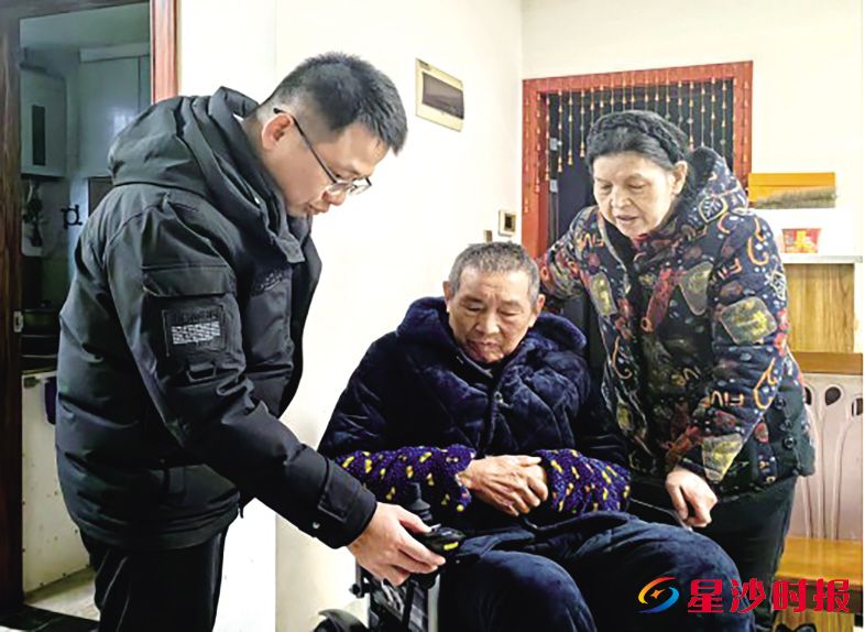 长沙县政协委员张作良(左一)上门看望郑先生、罗女士,手把手教两位老人使用智能轮椅。泉塘街道供图