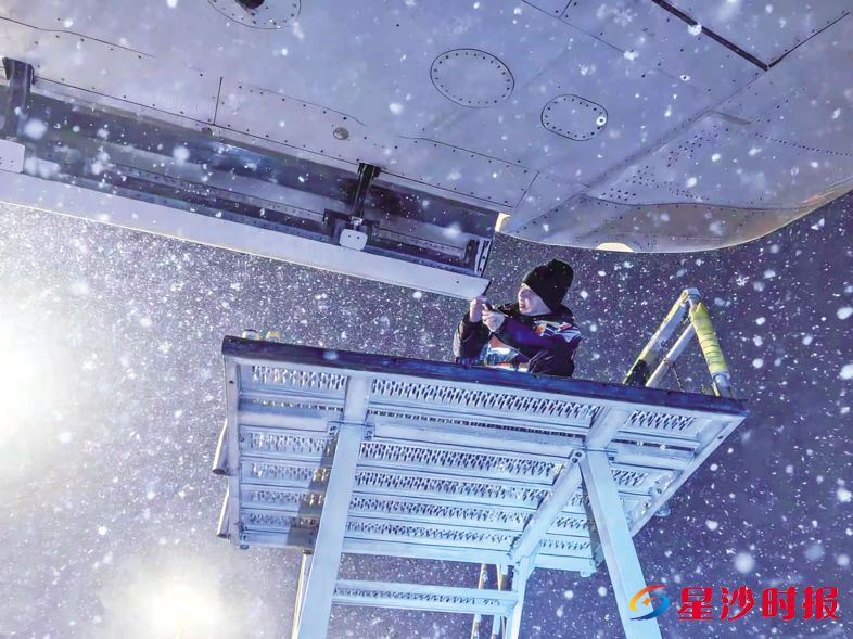 湖南航空机务员对飞机机翼底部进行安全检查,为航班平稳有序提供坚实保障。湖南航空供图