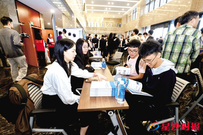 2025年度中国青年科技创新“揭榜挂帅”擂台赛在长沙县火热开赛,各高端制造企业代表与高校青年人才深度洽谈,达成合作意向。 资料图片