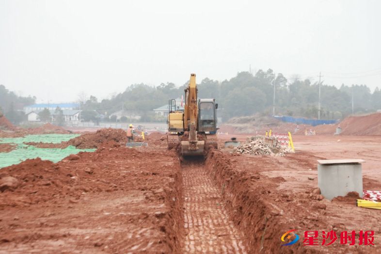 　　项目施工现场，正有条不紊地开展土石方运输、路基填筑、排水管道铺设等基础工序，为后续路面结构施工筑牢根基。李丹 摄