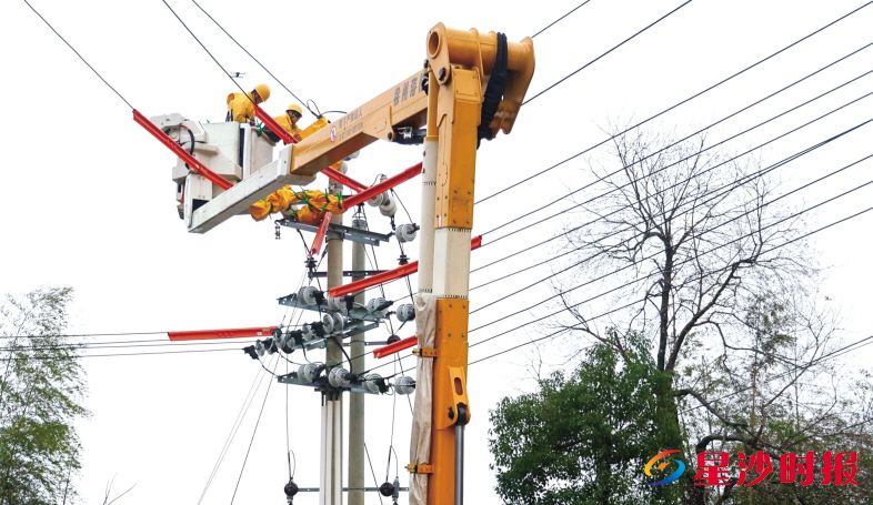 　　国网长沙县供电公司施工人员顶风冒寒、翻山越岭开展电缆敷设、杆塔新建和设备更换，在确保安全与质量的前提下持续压缩工期。　　杨源 摄