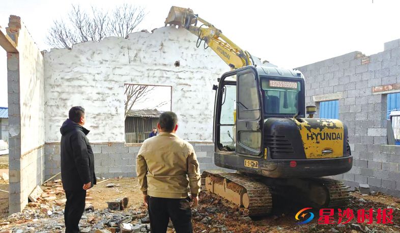 　　随着机械的轰鸣声，100平方米的违章建筑当日便被彻底拆除。㮾梨街道供图