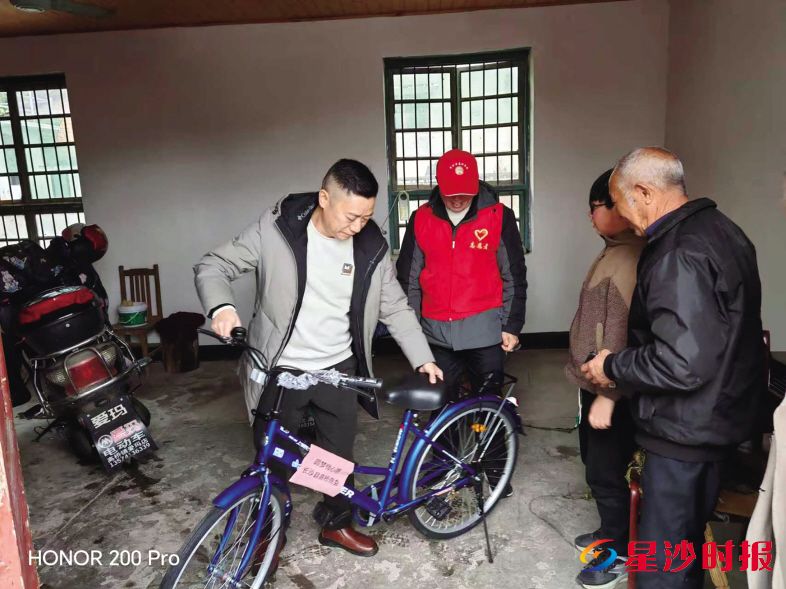 　　高桥镇开展“微心愿”圆梦活动，长沙县政协委员、高桥镇商会副会长、高桥“心桥公益”项目负责人单雪刚（左一）现场送温暖。高桥镇供图