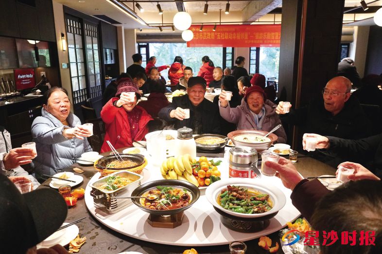 　　星沙街道开元路社区“共叙邻里·新春家宴”热闹开席，40余位高龄、独居及困难老人齐聚一堂，在志愿者的陪伴下共迎新春。　　彭永礼 摄