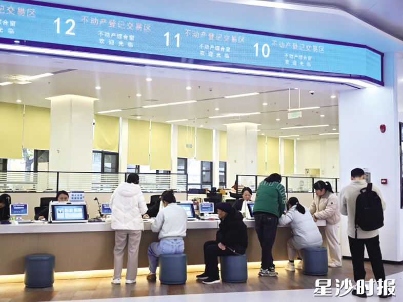 开工首日，不动产登记中心办事大厅内井然有序。县自然资源局供图