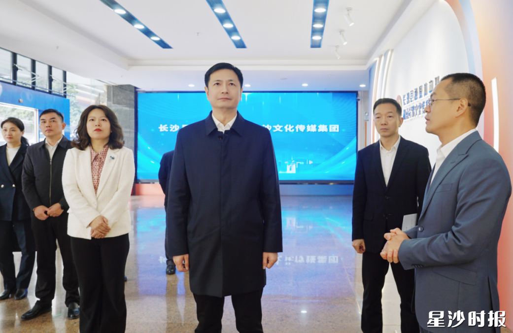 王雄文在长沙县融媒体中心调研。