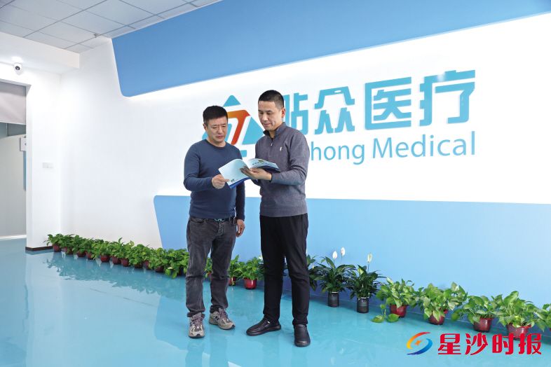 　　在湖南贴众医疗科技有限公司，“项目管家”(右）上门跟进新产品注册证申报工作。　　柳峥 摄