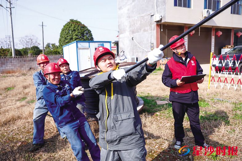 国网长沙县供电公司工作人员正在对陶公庙片区线路进行优化升级。 杨源 摄