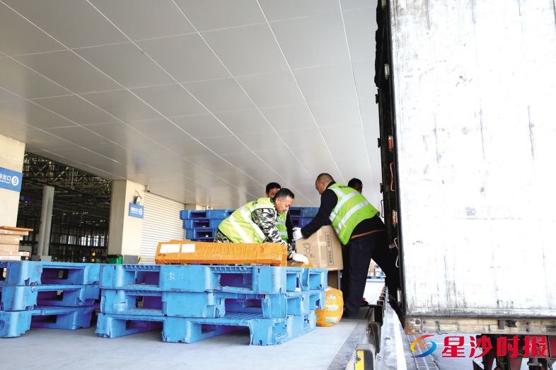 　　依托跨境电商跨关区转关出口新模式，通关时效显著提升。图为工作人员在机场国际货运站搬运货品。李丹 摄
