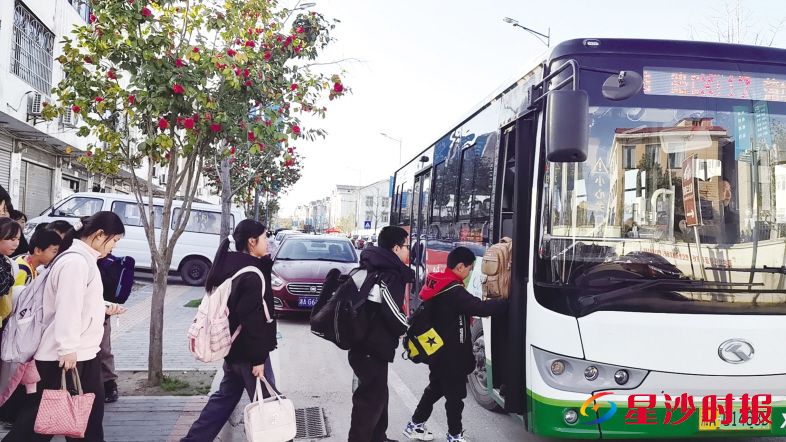 　　在金井镇中心小学，学生们如今可按时乘坐星通17路公交车回家，不用再急匆匆赶车。金井镇供图