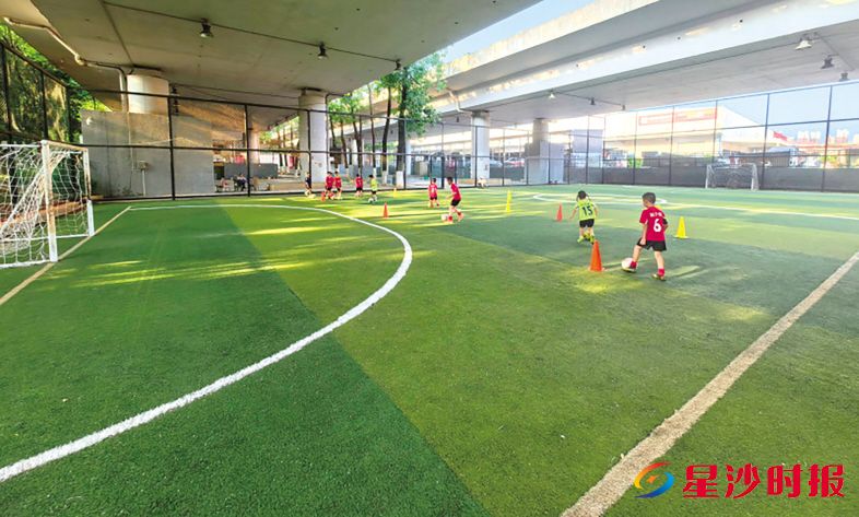 　　泉塘街道星港社区东业桥下运动公园每天吸引数百名居民前来锻炼，成为居民家门口的“幸福加油站”。泉塘街道供图