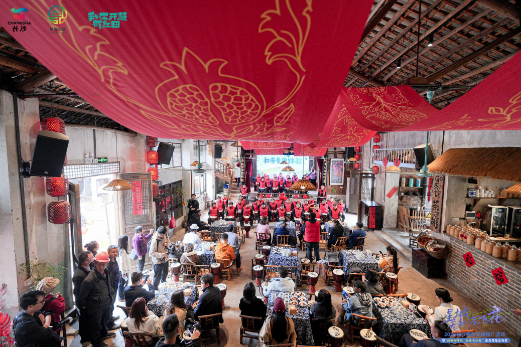 市民和游客在初恋茶馆感受非遗和传统技艺之美。