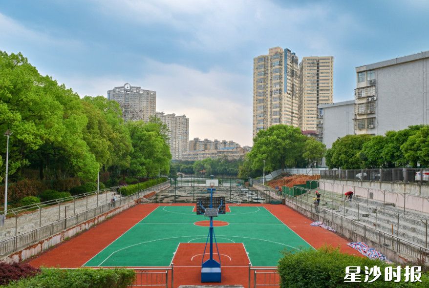 本轮改造内容涵盖运动场地翻新、变压器增容、新建居民活动室、围墙维修等多个方面。图为翻新现场。均为刘思源 摄