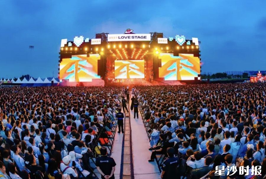 在长沙国际会展中心举行的2025长沙草莓音乐节火热现场。