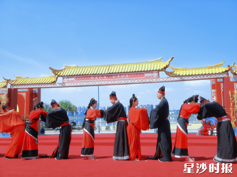 仪式现场。章帝 摄