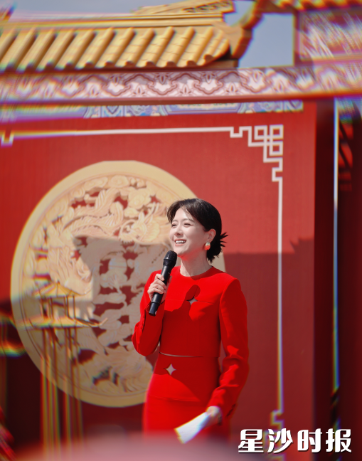 著名主持人杨乐乐主持活动。章帝 摄