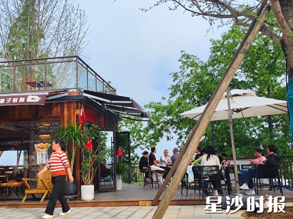 在红房子咖啡，游客络绎不绝。安沙镇供图