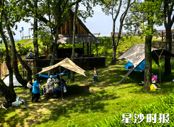 一大早，游客朋友便早早搭好天幕，享受假期时光。常敏 摄