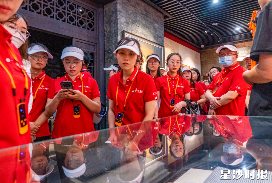游客参观杨开慧烈士生平业绩陈列馆。均为张庆 摄