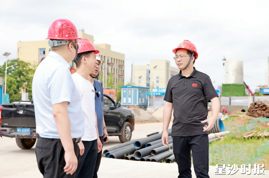 蒋红波在永创成套智能包装设备长沙生产基地督导检查安全生产工作。