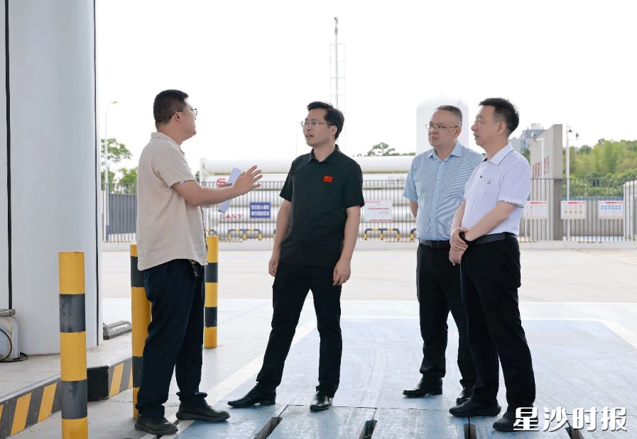 蒋红波在三一氢能有限公司督导检查安全生产工作。均为柳峥 摄