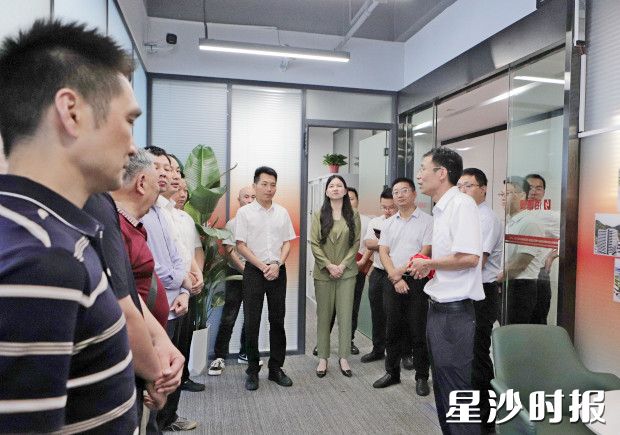 与会人员参观企业。均为张庆 摄