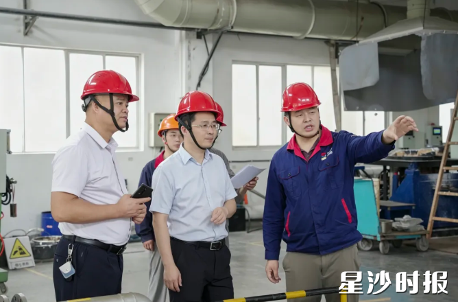 蒋红波在湖南东方钪业股份有限公司督导检查安全生产工作。 蒋红波在湖南东方钪业股份有限公司督导检查安全生产工作。