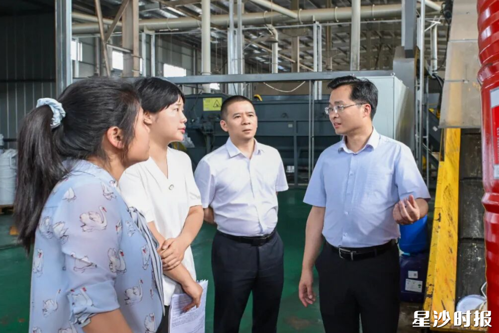 蒋红波在湖南建远环保科技有限公司督查环境问题整改情况。均为刘思源 摄