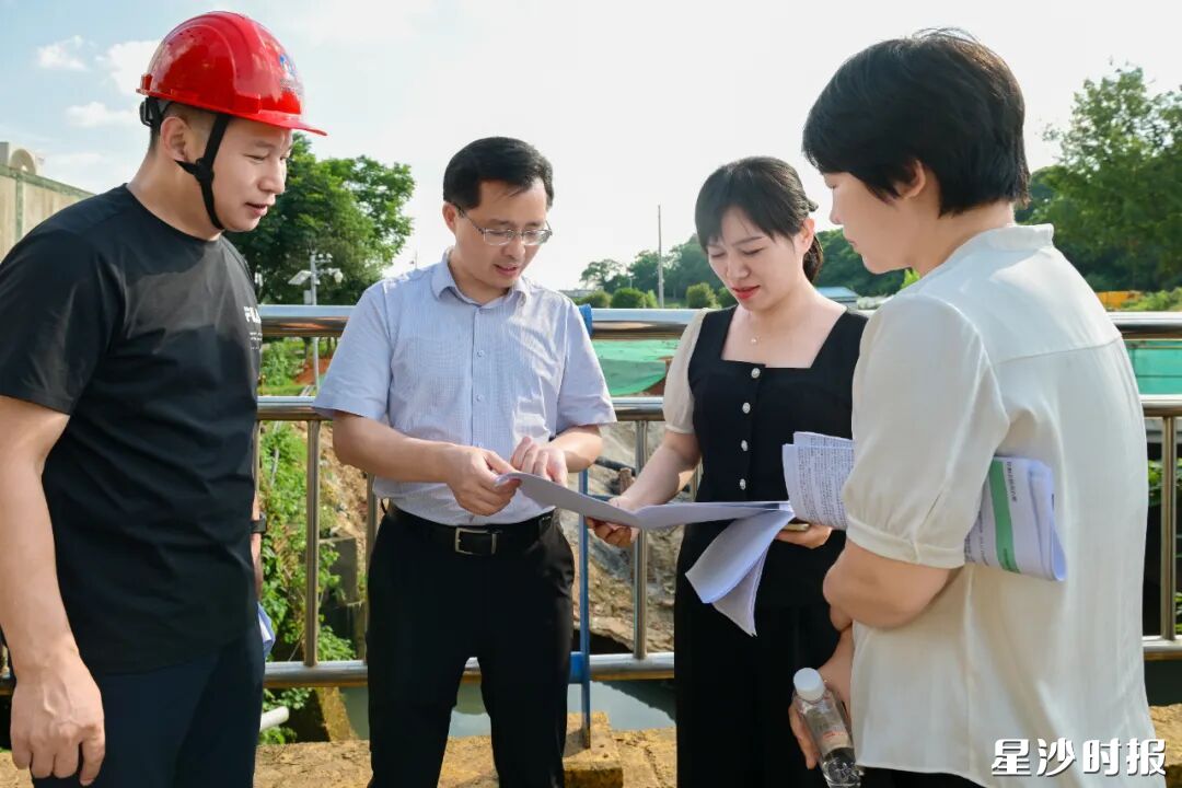 蒋红波在双桥港市政箱涵及污水管道工程现场督查环境问题整改情况。