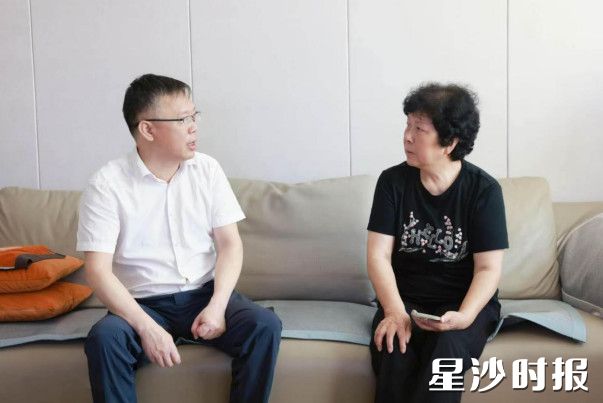 郑以仁走访看望老同志徐敏芝。 郑以仁走访看望老同志徐敏芝。