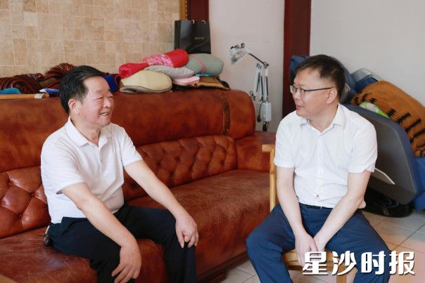 郑以仁走访看望老同志李世安。 郑以仁走访看望老同志李世安。