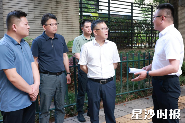 郑以仁在望圣桥社区东三路段(开元路段至棠坡路)督导推进省生态环境保护督察“回头看”交办问题整改并开展节前安全生产检查。董坤 摄 郑以仁在望圣桥社区东三路段(开元路段至棠坡路)督导推进省生态环境保护督察“回头看”交办问题整改并开展节前安全生产检查。董坤 摄