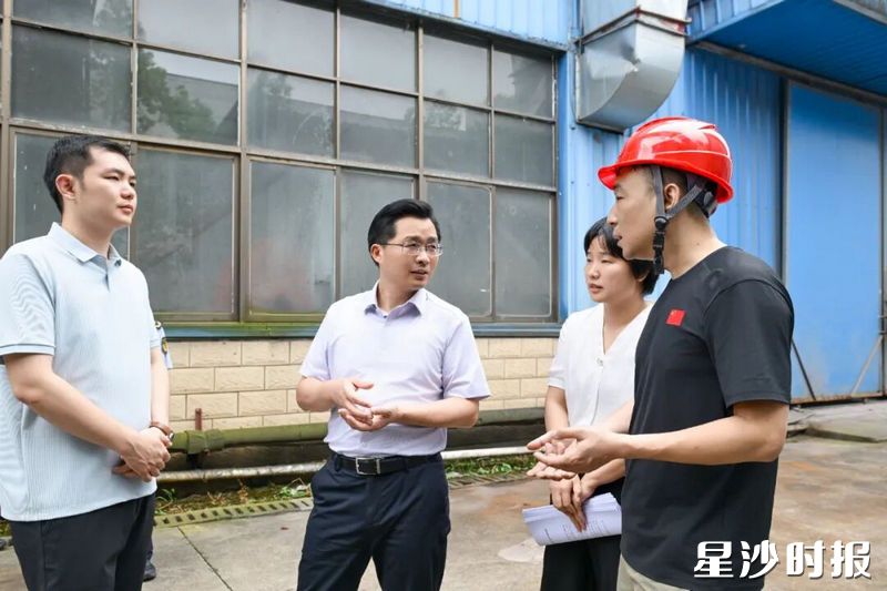 蒋红波在长沙胜涂科技有限公司督导生态环境问题。均为刘思源 摄