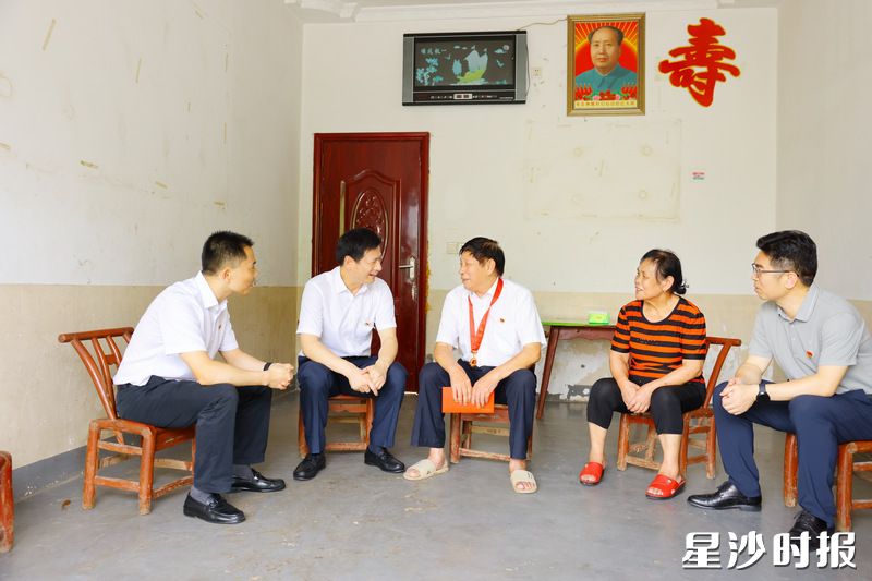 王雄文在柳正德家走访慰问。