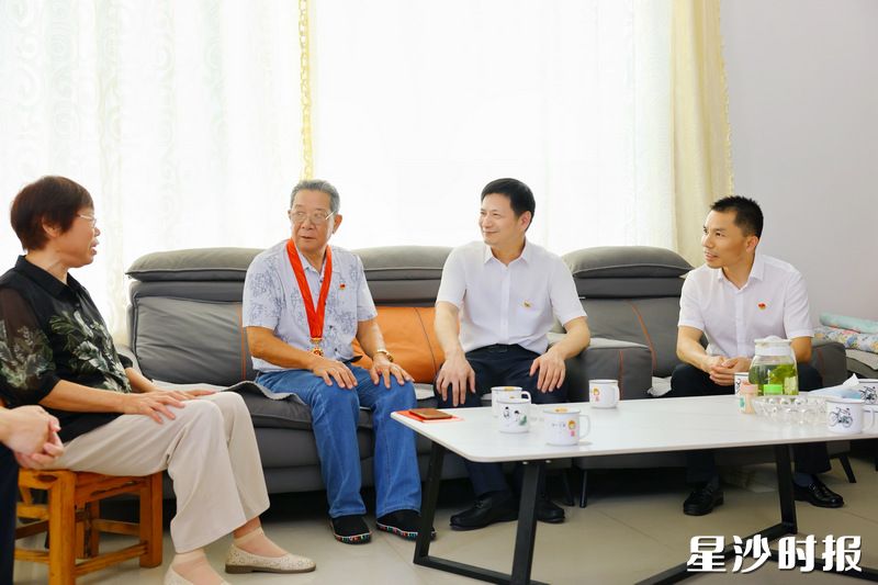 王雄文在柳建良家走访慰问。
