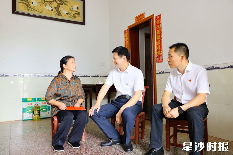 王雄文在粟定辉家走访慰问。