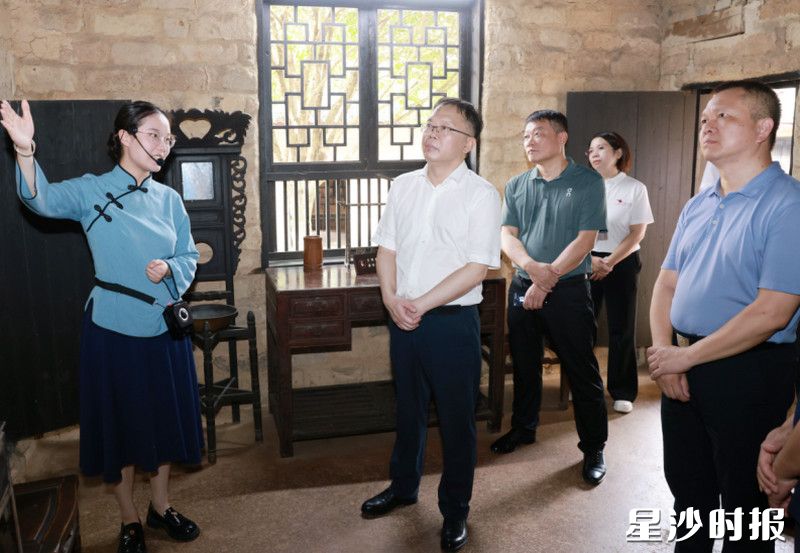郑以仁在杨开慧故居瞻仰参观。均为董坤 摄