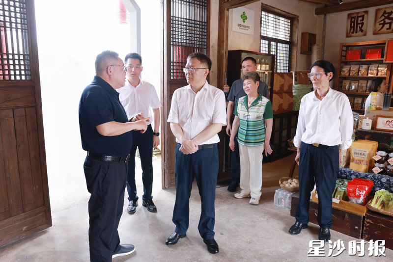 郑以仁在初恋茶馆调研农文旅融合发展工作。