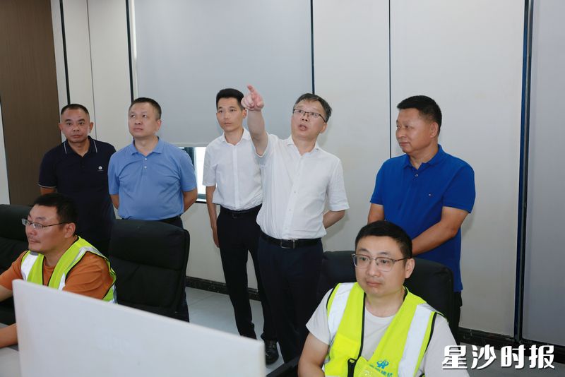 郑以仁在湖南雷恒建材科技有限公司检查安全生产、生态环保工作。