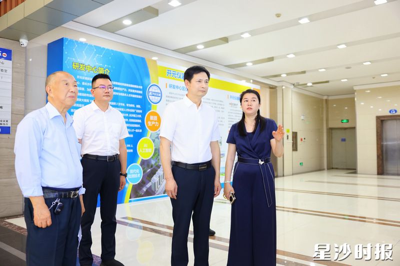 王雄文在开元仪器检验检测设备特色产业园项目调研。均为曾诗怡 摄 王雄文在开元仪器检验检测设备特色产业园项目调研。均为曾诗怡 摄