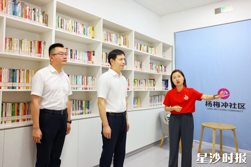 王雄文在杨梅冲社区党群服务中心调研。 王雄文在杨梅冲社区党群服务中心调研。