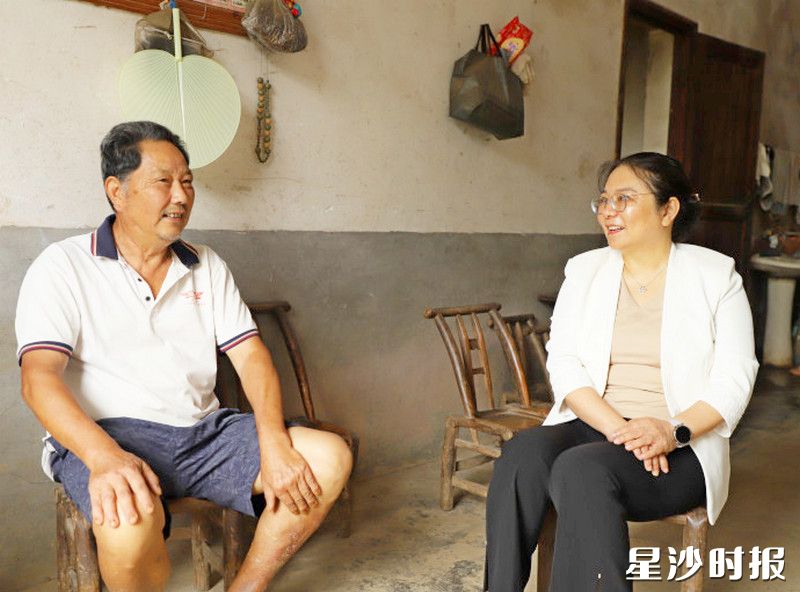 周虔在安沙镇走访慰问困难党员。杨源 摄 周虔在安沙镇走访慰问困难党员。杨源 摄