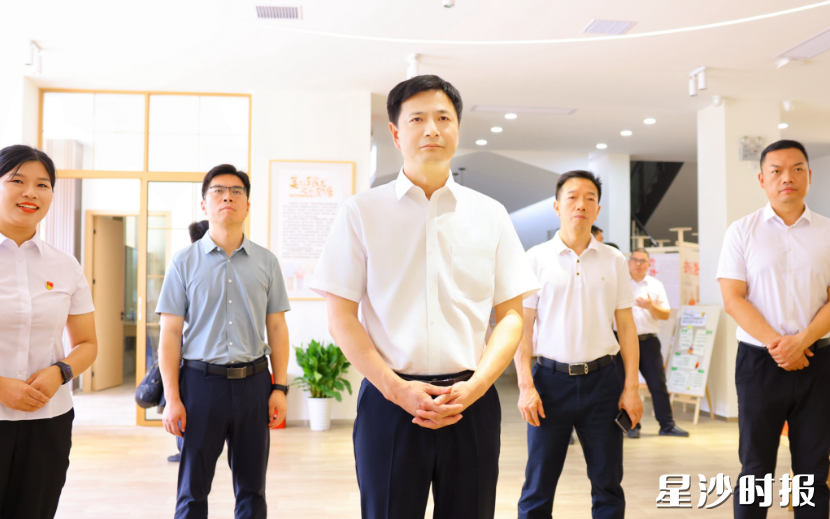王雄文在星港社区党群服务中心调研。
