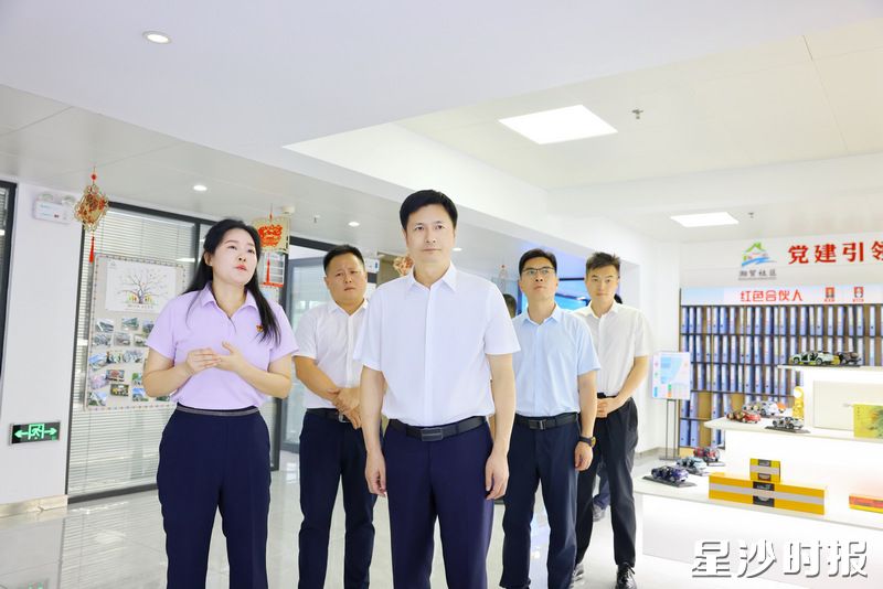 王雄文在湘贸社区党群服务中心调研。均为曾诗怡 摄