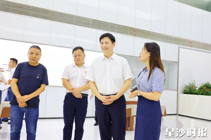 王雄文在中南汽车世界调研。
